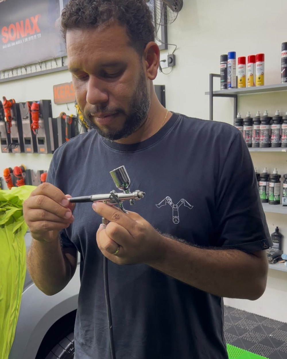 Boca Marcolino preparando o aerógrafo para um reparo localizado