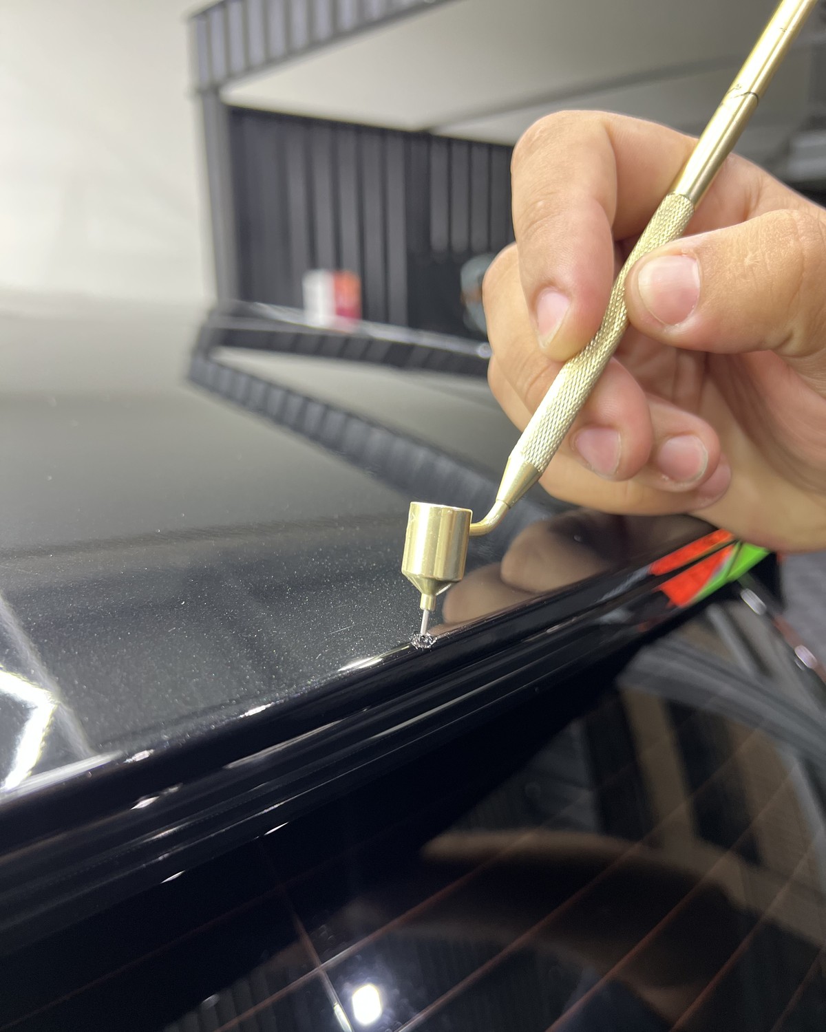 Tinteiro de latão depositando tinta no ponto de risco na borda da peça