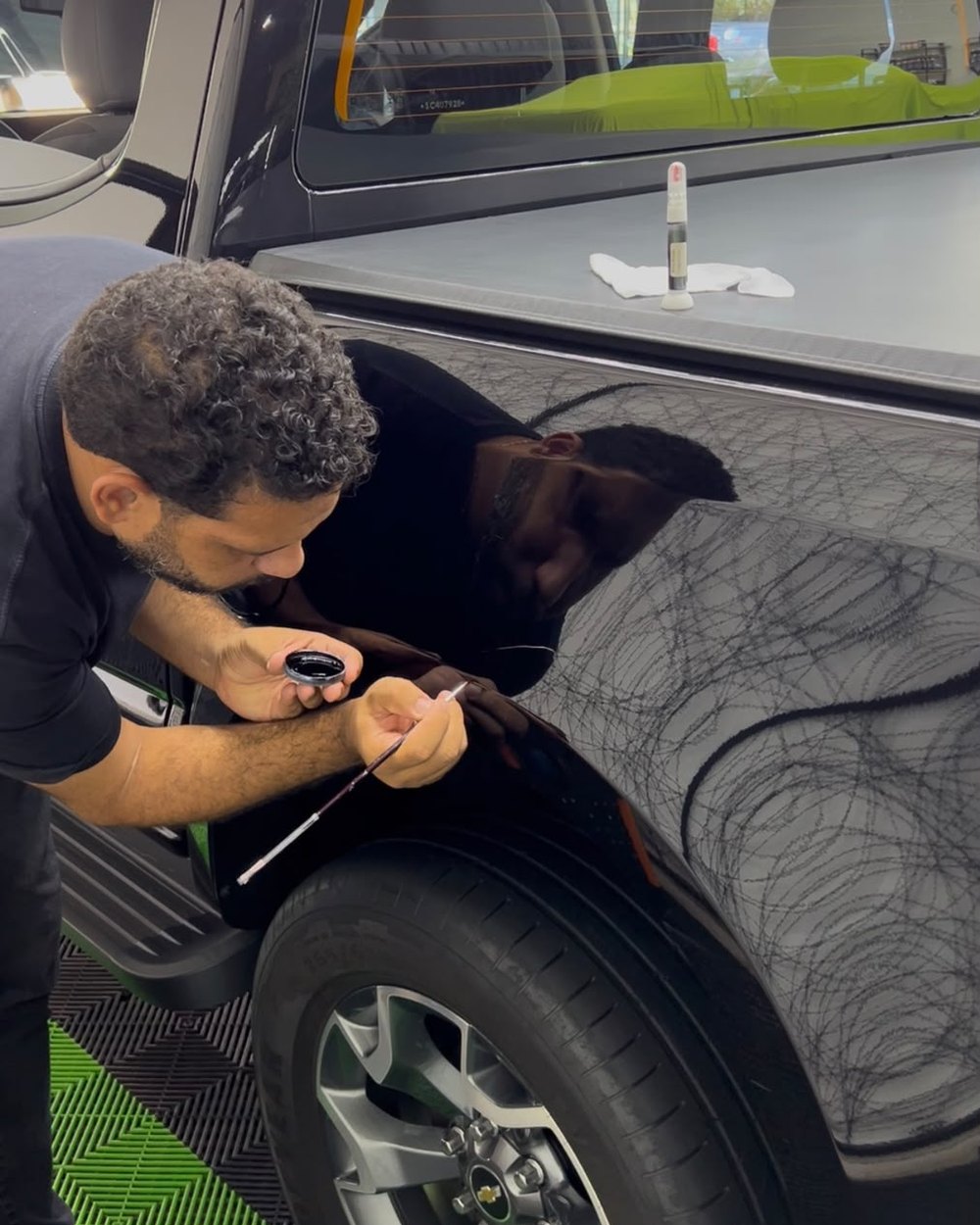 Aplicação controlada com pincel em pequeno risco na pintura